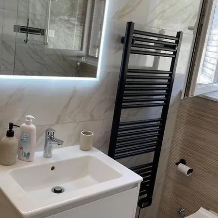 Magdales - Comfort Three Bedroom Omis
