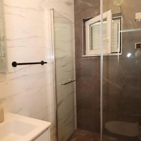 Magdales - Comfort Three Bedroom * Omis