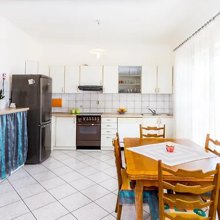 Magdales - Comfort Three Bedroom Omis
