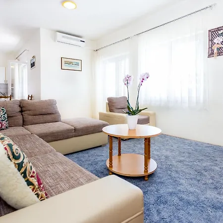 Magdales - Comfort Three Bedroom * Omis