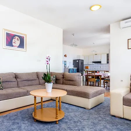 Magdales - Comfort Three Bedroom Apartment *