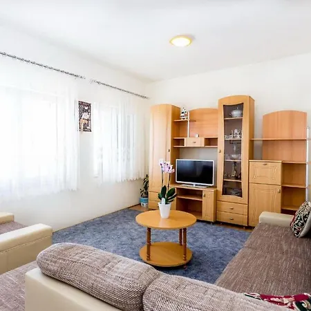 Magdales - Comfort Three Bedroom Omis