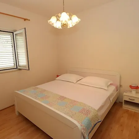 Magdales - Comfort Three Bedroom Apartment Omis